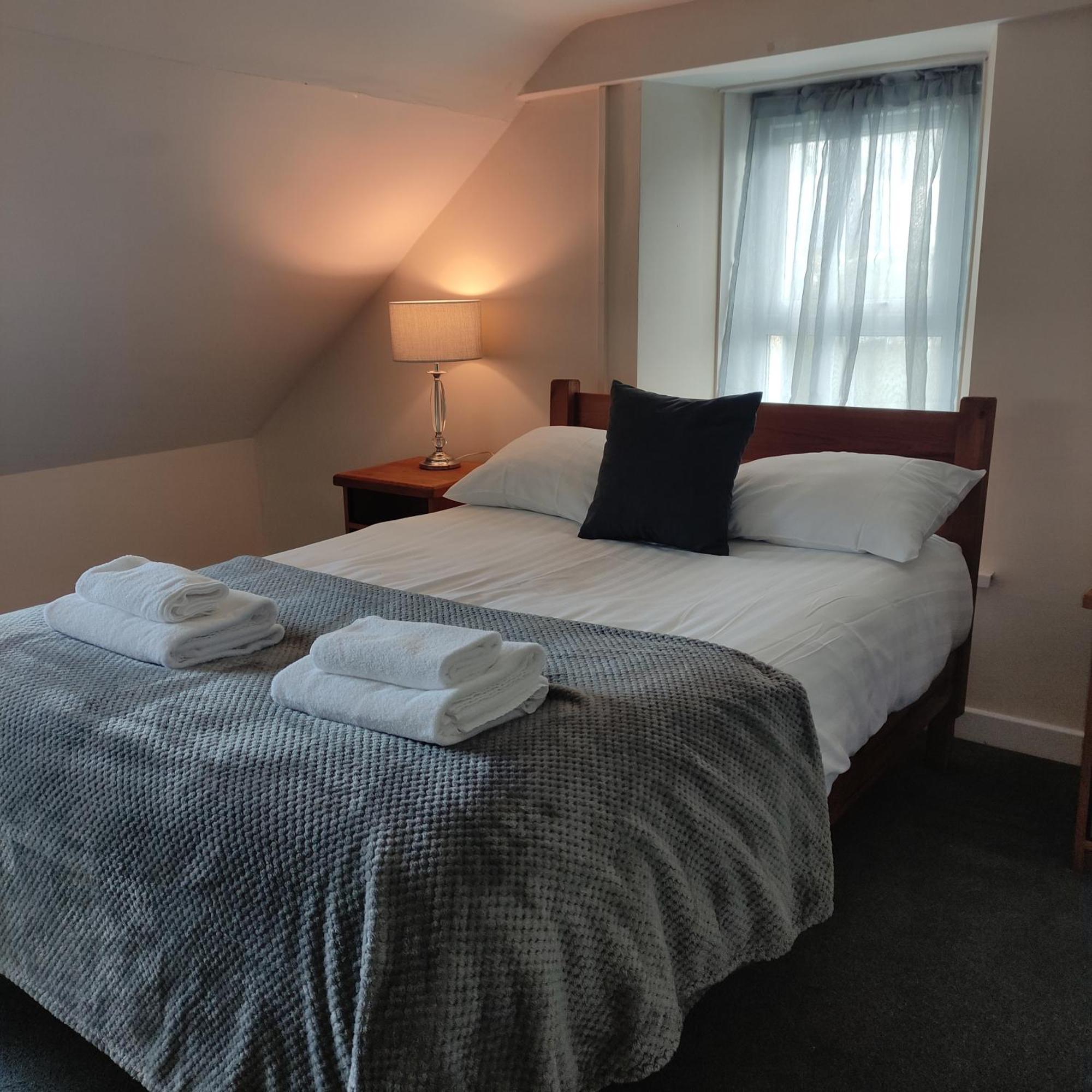 Rose And Crown Hotel & Hope And Anchor Bar Goodwick 外观 照片