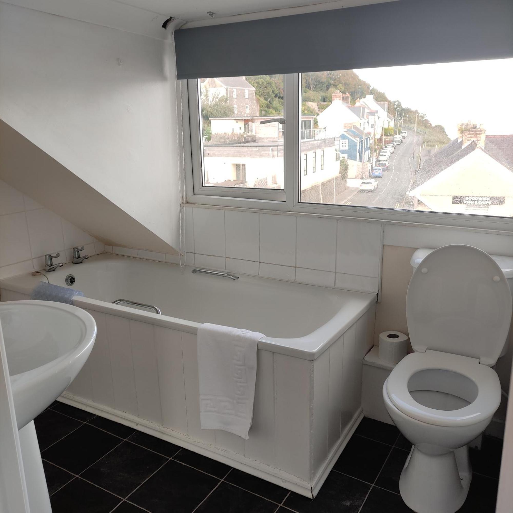 Rose And Crown Hotel & Hope And Anchor Bar Goodwick 外观 照片