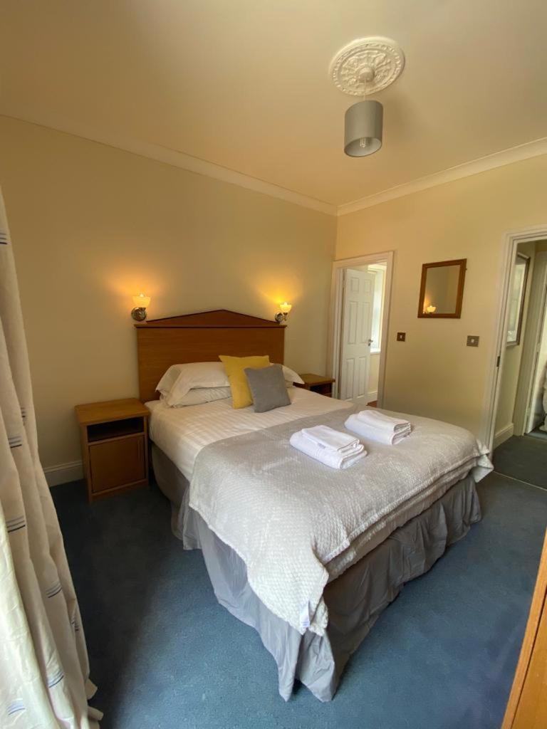 Rose And Crown Hotel & Hope And Anchor Bar Goodwick 外观 照片