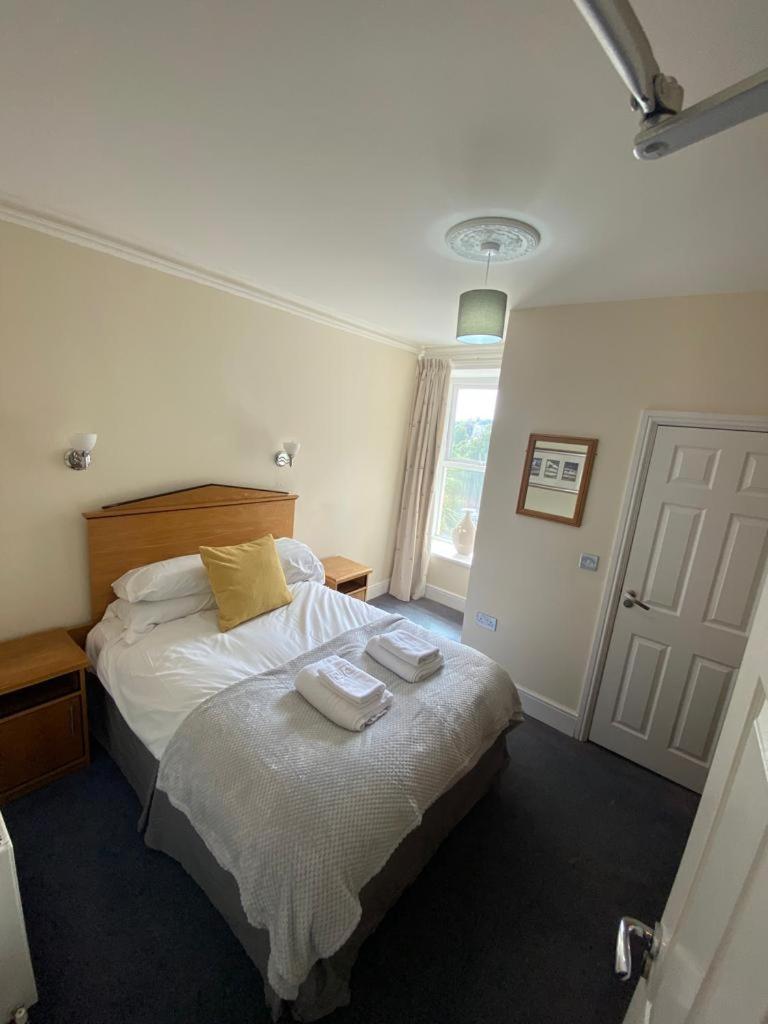 Rose And Crown Hotel & Hope And Anchor Bar Goodwick 外观 照片