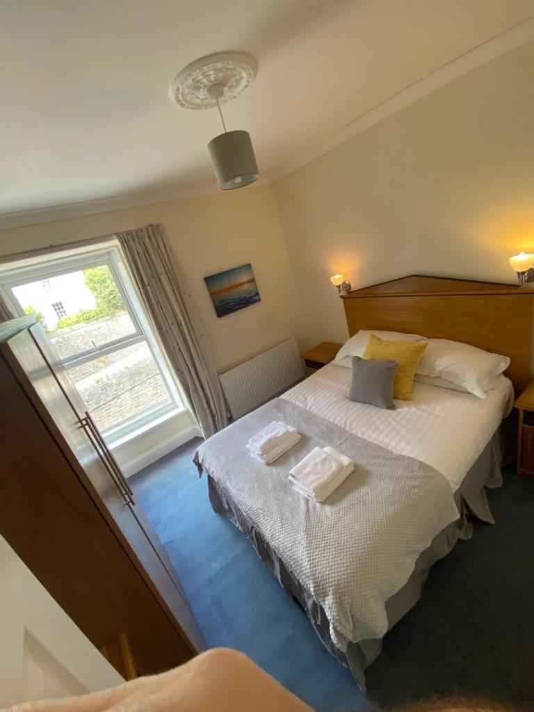 Rose And Crown Hotel & Hope And Anchor Bar Goodwick 外观 照片