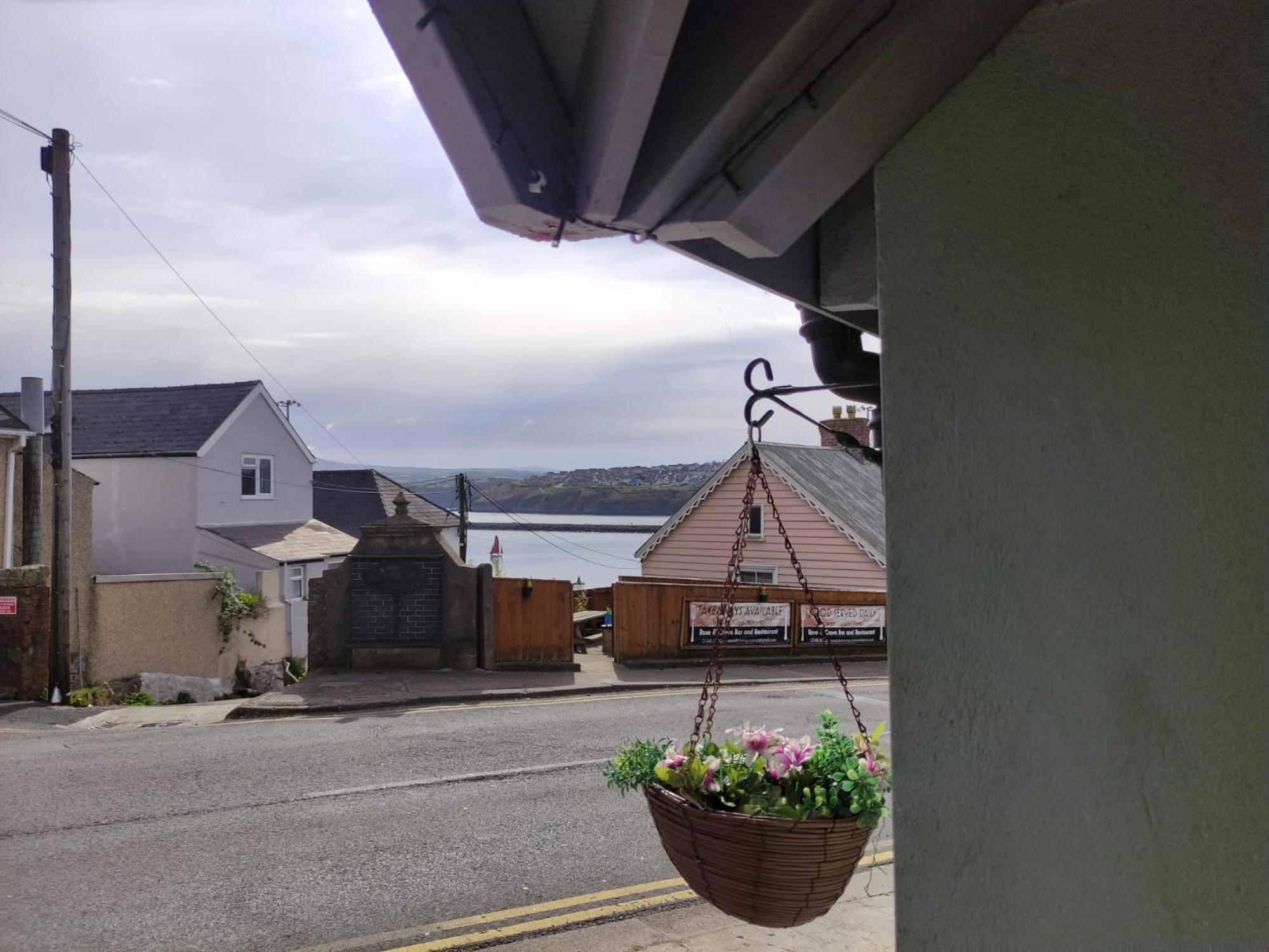 Rose And Crown Hotel & Hope And Anchor Bar Goodwick 外观 照片
