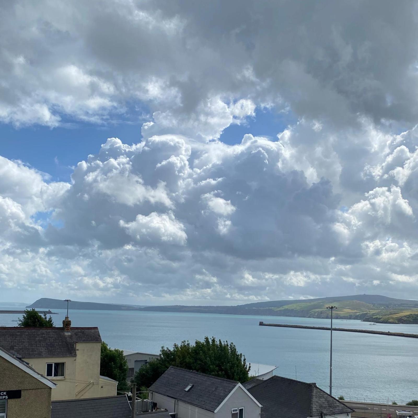 Rose And Crown Hotel & Hope And Anchor Bar Goodwick 外观 照片