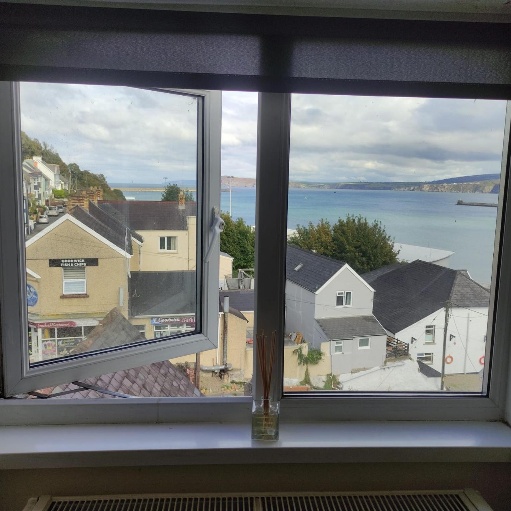 Rose And Crown Hotel & Hope And Anchor Bar Goodwick 外观 照片